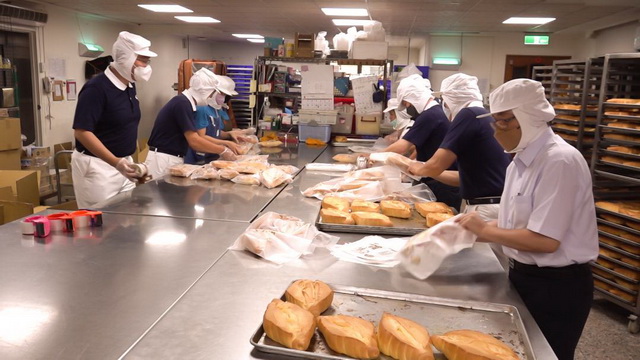 強震 慈濟多地合作送暖 方師傅2000多個麵包午夜抵達