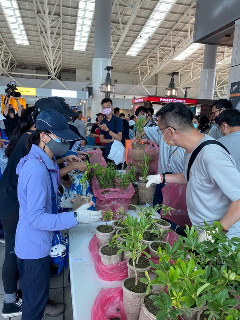 世界地球日 台灣高鐵邀您「共植美好」高鐵左營站贈苗1,200株 旅客響應低碳永續行動