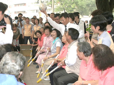 呂秀蓮至高雄視察五甲社區營造工作(圖)