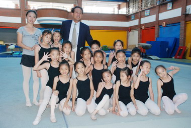 躍動精靈槓上飛，奪牌女娃在信義(圖)