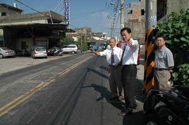 勘查延平路二段路面柏油加封完工(圖)