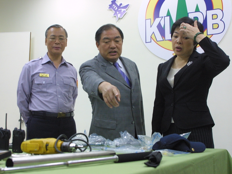 基隆市長張通榮頒獎表揚警局破獲槍毒案(圖)