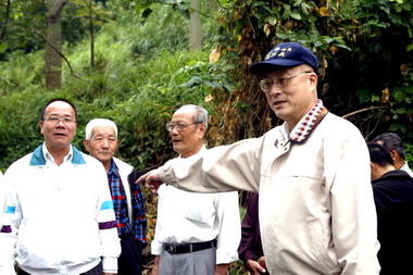 立委吳敦義勘查草屯烏溪電塔(圖)