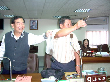 潘英輝抨擊水岸公園髒亂不堪(圖)