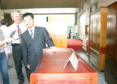 高雄舉辦回收家具拍賣暨環保志工表揚活動(圖)