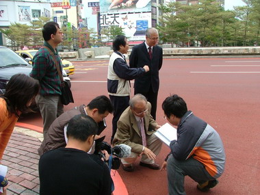 視察東門圓環彩色玻璃瀝青示範道路工程(圖)