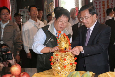 「鎮海元帥」披上價值近三百萬元的黃金甲(圖)