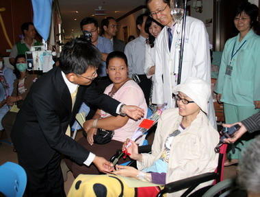 "安寧"音樂會關懷癌末病友 楊秋興送花打氣(圖)