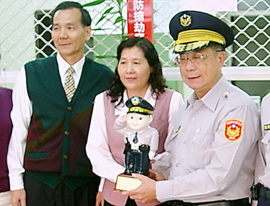 警局長林一民頒贈「警察寶寶」(圖)
