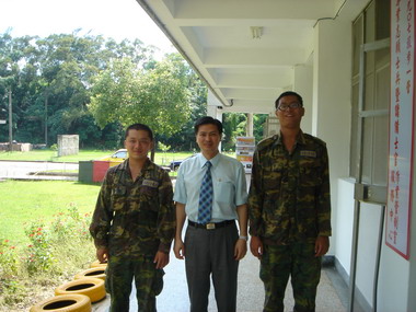 台中縣大肚鄉鄉長至後備九０七旅慰問新兵(圖)