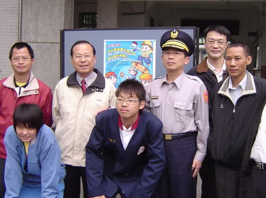 警分局長發送海報防處青少年犯罪(圖)