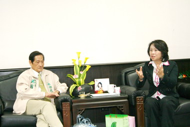 吳國棟拜會縣長鄺麗貞(圖)