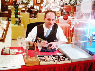 德國首席雕刻大師今天舉辦水晶饗宴(圖)