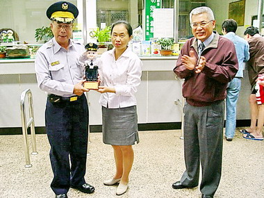 郵局經理防詐騙警方表揚(圖)