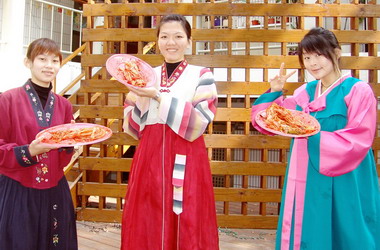 南開技術學院學生「哈韓」且DIY做泡菜(圖)