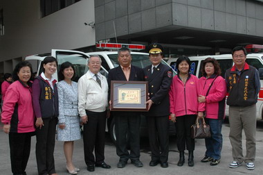 劉譯鴻先生捐贈消防局救護車(圖)