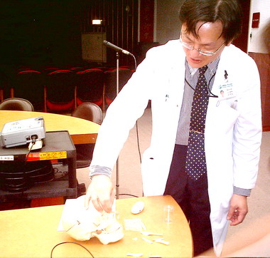 隆鼻失敗腫塊突出 取出象牙(圖)