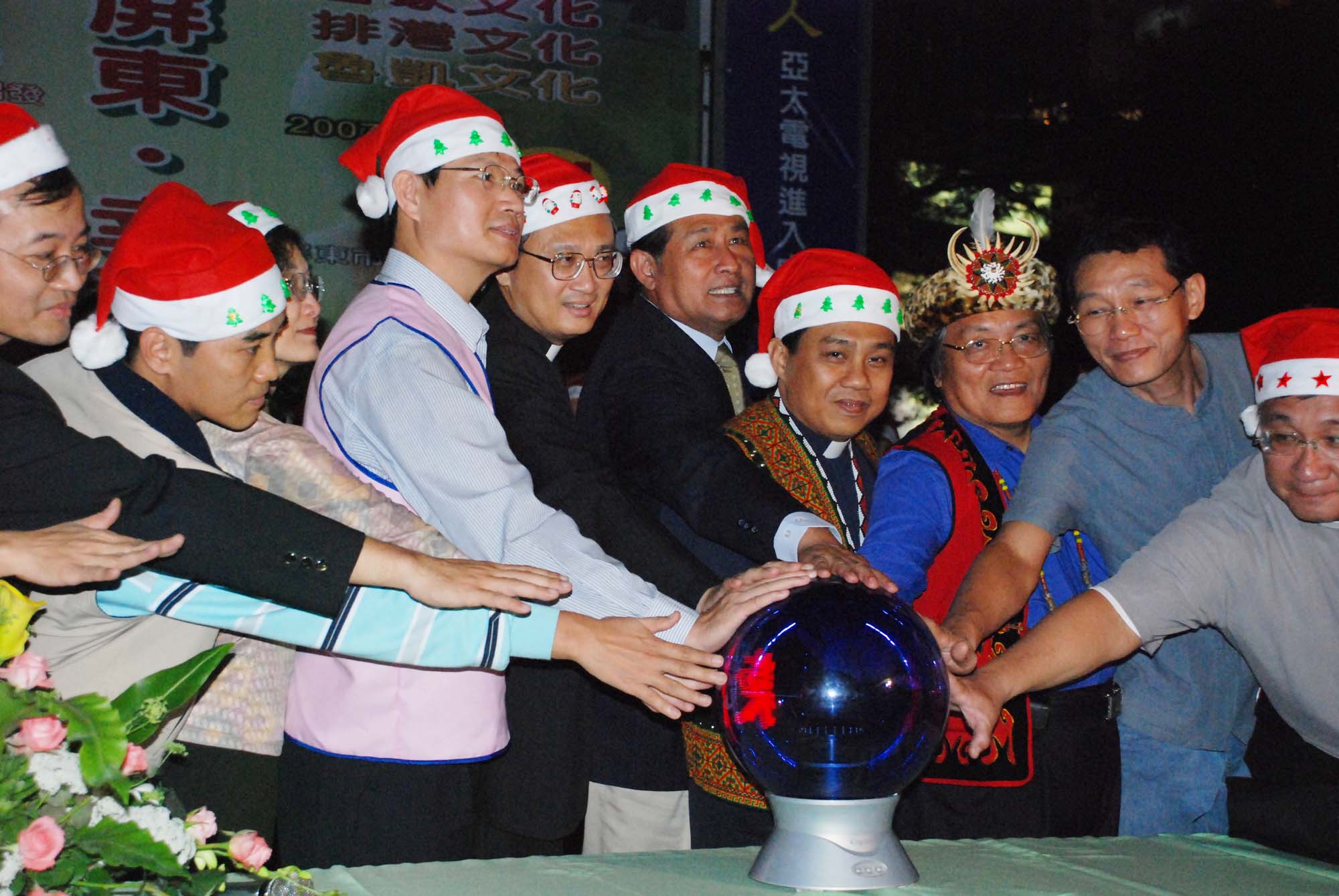 慶祝聖誕點燈花車遊行及慶祝晚會(圖)