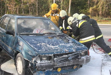 假車禍真搶救金湖消防分隊演練技能(圖)