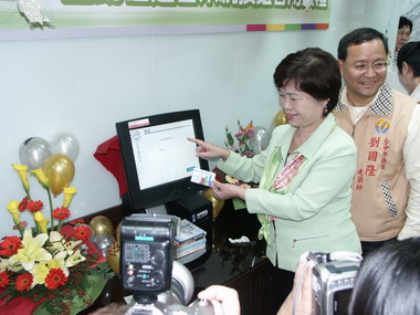 國中圖「ＲＦＩＤ自助借還書系統」啟用(圖)