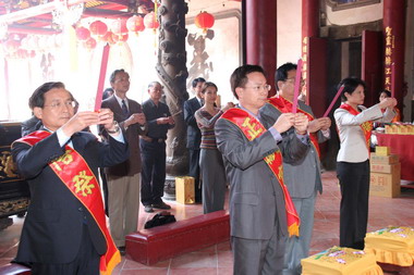 外交部長黃志芳回到故鄉至大天后宮參拜(圖)