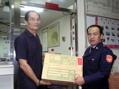 信義警察分局長王培華慰問辛苦同仁(圖)