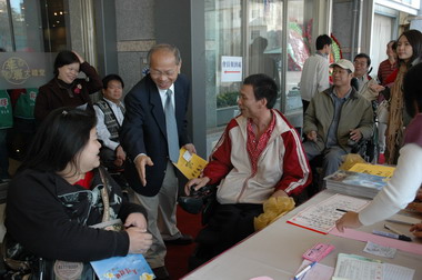 林政則鼓勵脊髓損傷者走出戶外(圖)