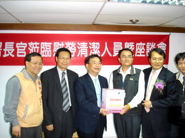 環保署副署長張豐藤慰勞清潔人員(圖)