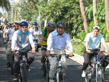 屏東縣長參加麟洛自行車道試騎活動(圖)