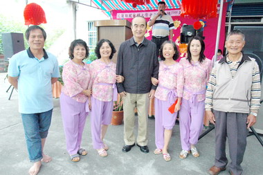 大榮老人會舉行社區健行活動(圖)