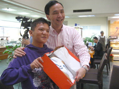 桃園縣長關懷失親兒童(圖)