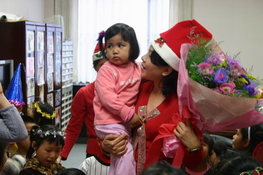 康橋幼稚園小朋友聖誕節踩街活動(圖)