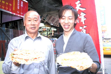 年輕吳宏偉創造獨特蔥抓餅(圖)