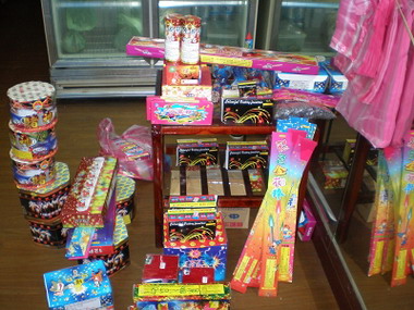 消防局查獲非法販賣及儲存大量爆竹煙火(圖)