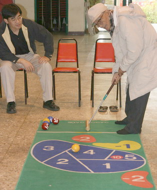 南區公所推廣室內老人槌球運動(圖)