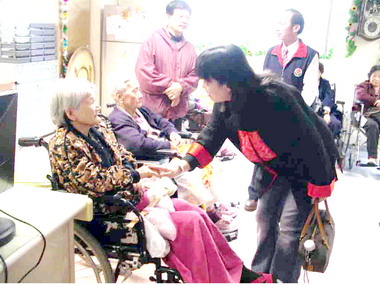 關懷老人縣府致贈加菜金(圖)