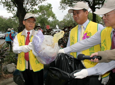 清淨家園迎新年 縣長率民眾掃街 籲隨手做環保(圖)