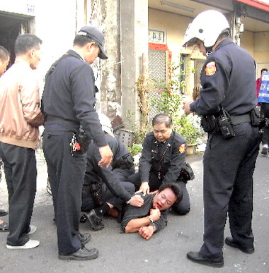 男子發酒瘋持刀亂砍人(圖)