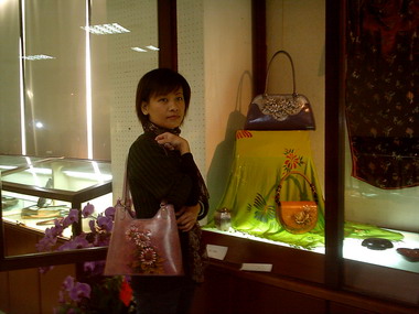 花意皮雕陳俞方個展(圖)
