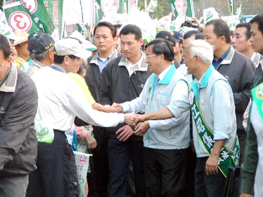 陳水扁至彰化掃街拜票(圖)