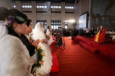 法鼓山佛化聯合婚禮 64對新人佛前互許終(圖)