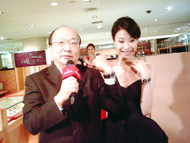 新光三越擴大開幕由市長胡志強剪綵(圖)