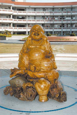 家長投訴校方擺放木脽佛像充滿商業氣息(圖)