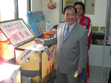 張通榮呼籲市民踴躍投票，並關切選務狀況(圖)