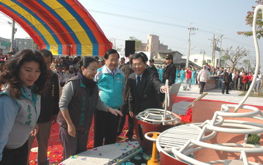 陳水扁總統蒞臨為溪口文化生活館公共藝術揭牌(圖)