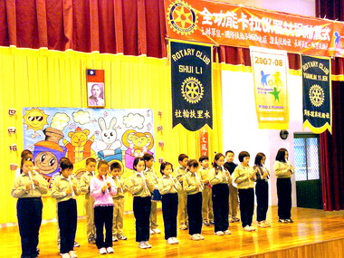 扶輪社捐贈教學卡拉OK器材(圖)