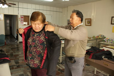 博愛社會福利慈善事業基金會捐贈老人毛料衣(圖)