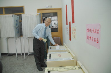 新竹市長投下立委選舉神聖一票(圖)