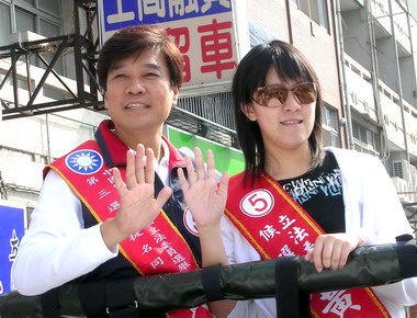 黃義交之女陪黃義交掃街拜票(圖)