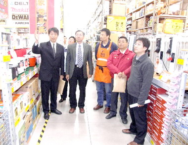 春節將到來縣府查驗大賣場商品(圖)